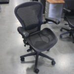 HERMAN MILLER Black Aeron Size B