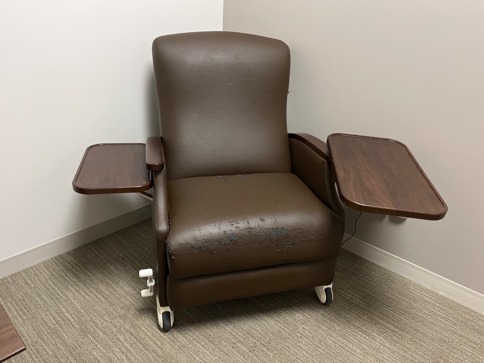 HAWORTH HEALTH ENVIRONMENTS Brown Medical Recliner Chair with Side Tables