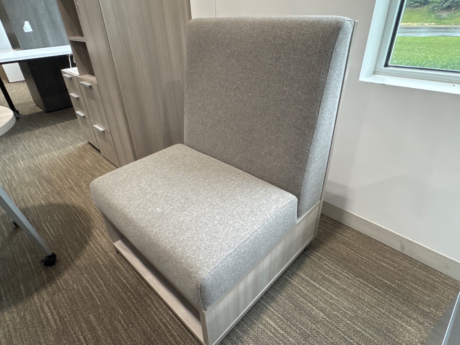 AIS Grey/Blonde LB Lounge