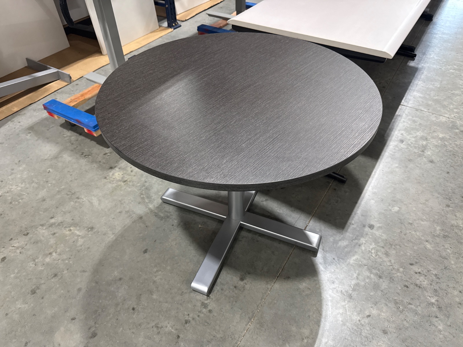 Charcoal Round Café / Collaboration Table