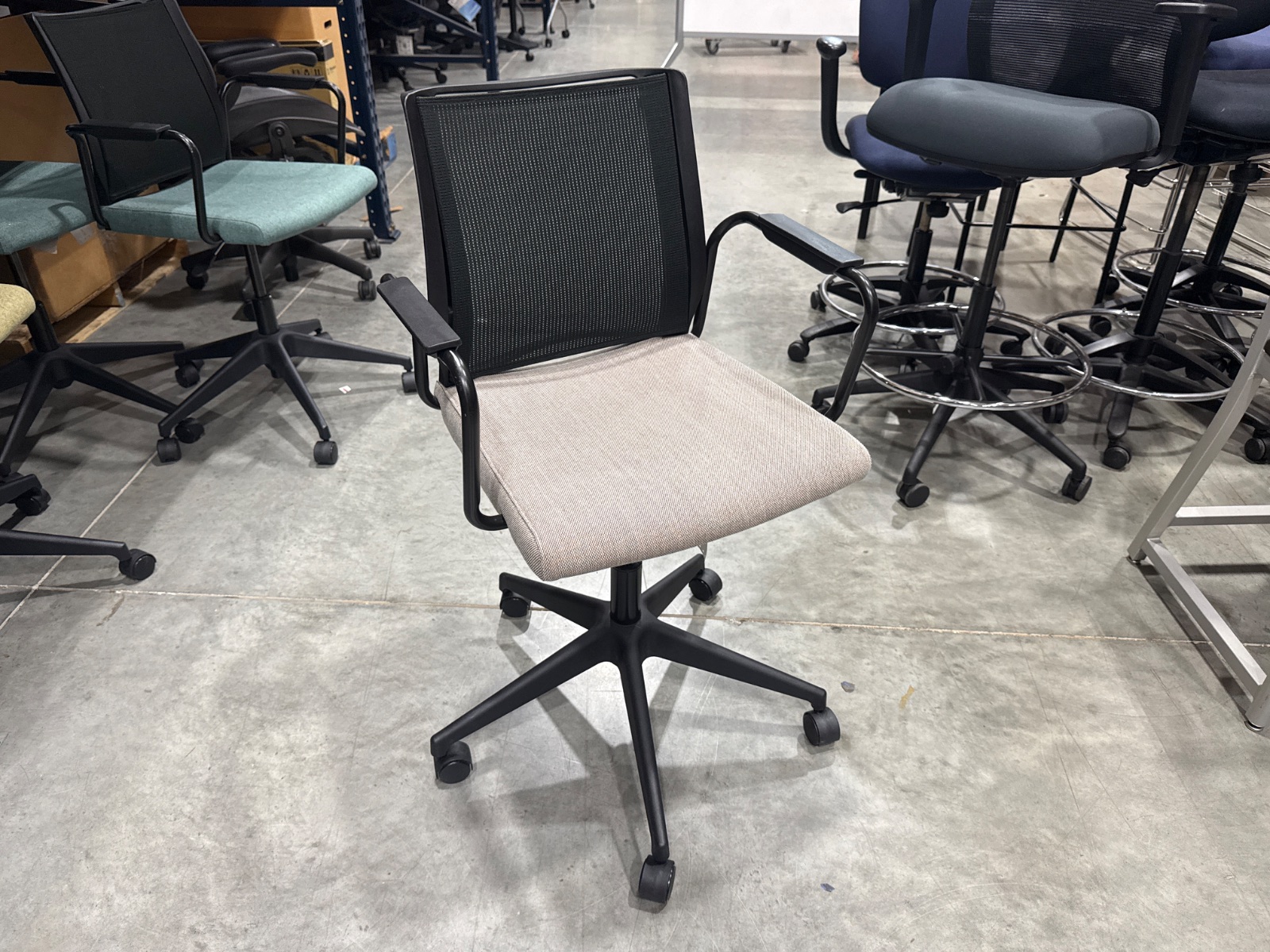 ENCORE SEATING Tan/Black Mesh Task Chair
